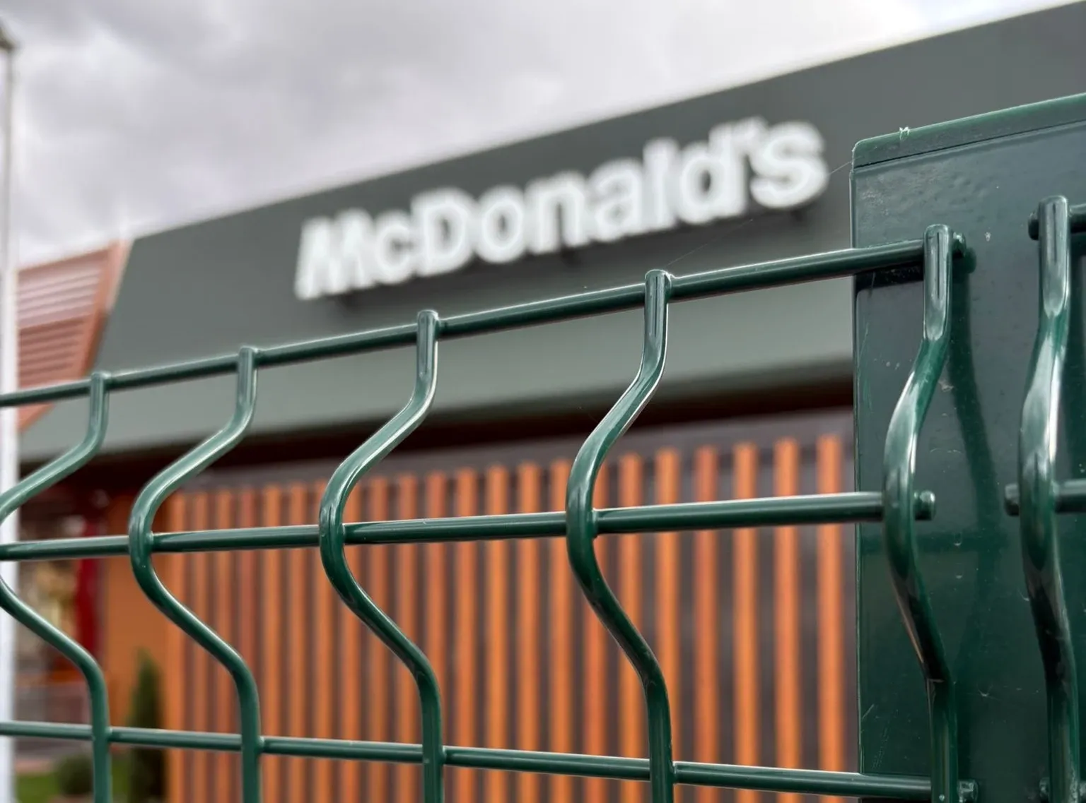 New McDonald's in Málaga: folded mesh enclosures by Indusmetal Torres