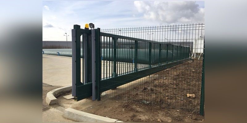 Self-Supporting No-Track Sliding Gate